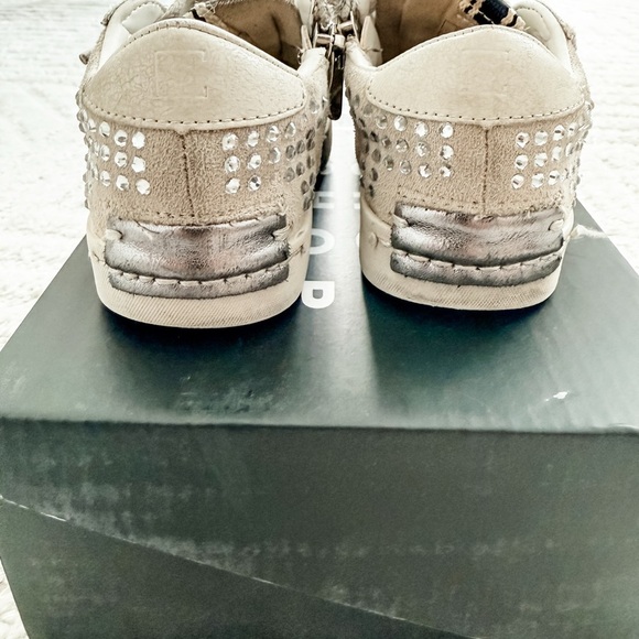 ShuShop Toddler Girl Size 8 - Light Grey Distress Fashion Sneaker - Picture 6 of 6